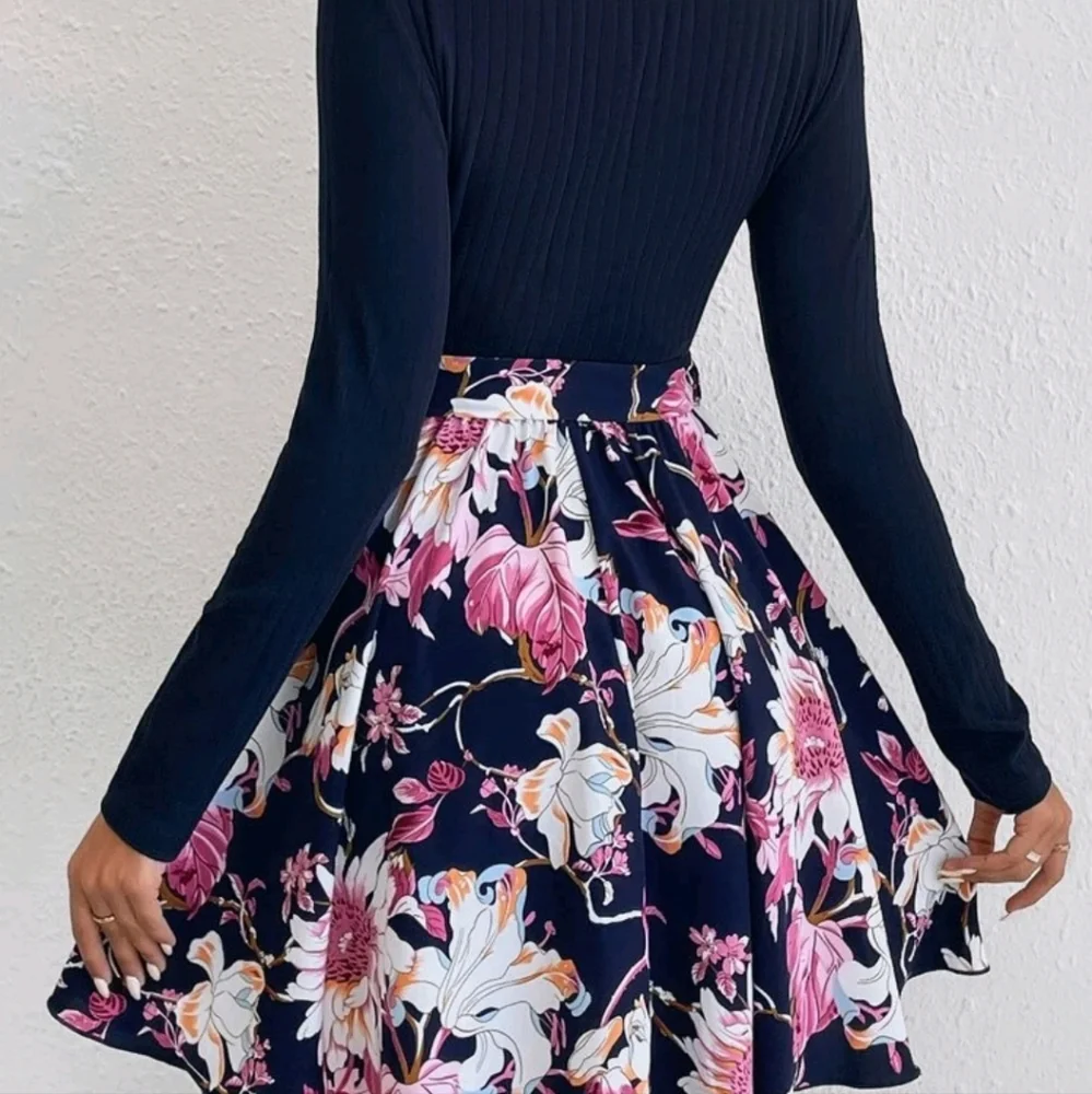 NWT navy and floral mock-neck flowy floral dress, size medium. - Picture 4 of 9